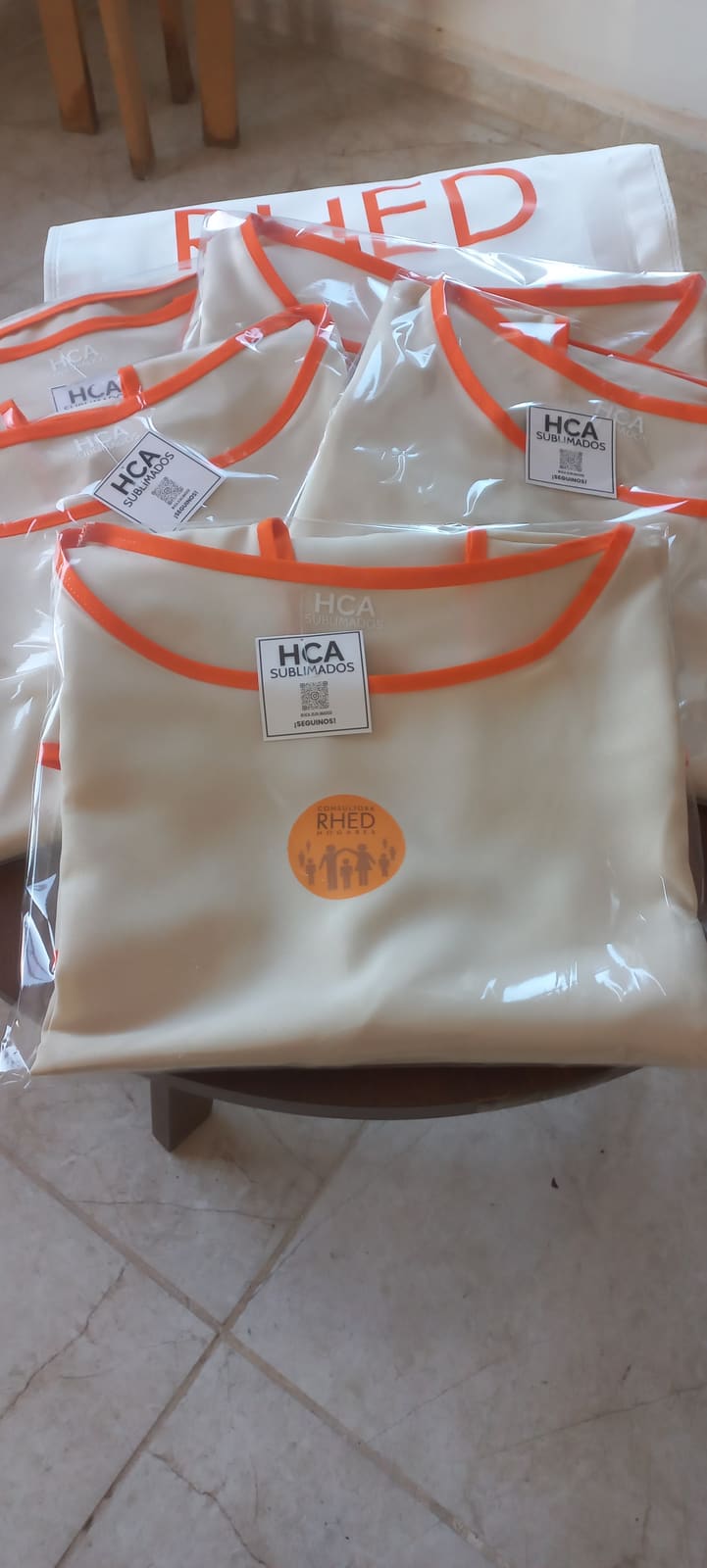 Remeras empresariales personalizadas para RHED Consultora
